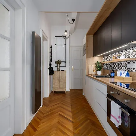 Days - 1bdr - Workspace - Near Castle Apartment
