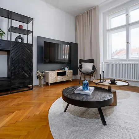 Days - 1bdr - Workspace - Near Castle