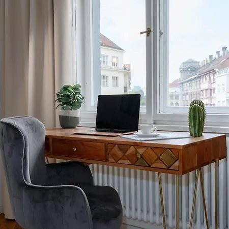 Days - 1bdr - Workspace - Near Castle
