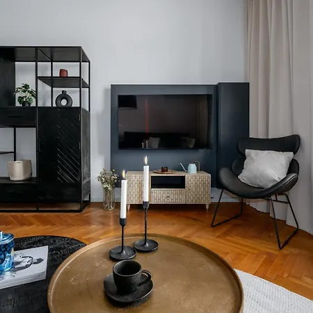 Days - 1bdr - Workspace - Near Castle Apartment Prague