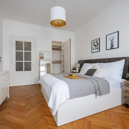 Apartment Days - 1bdr - Workspace - Near Castle Prague